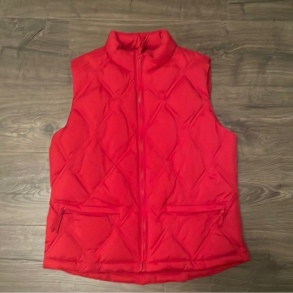 Women’s Gap Red Quilted Puffer Vest, Size Medium - Picture 1 of 5